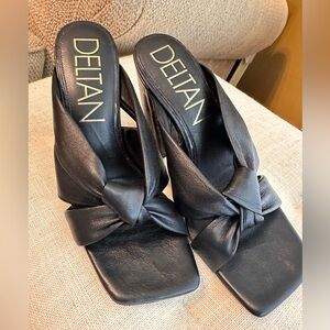 Excellent condition Deltan black leather knot with tortoise heel size 8